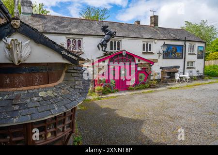 Das Highwayman Inn Sourton in der Nähe von Okehampton. Angeblich spukte im 11. Jahrhundert Pub. Der ungewöhnlichste Pub Großbritanniens. Stockfoto