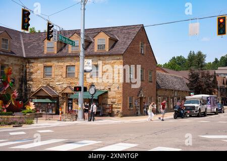 Nashville, Indiana - 26. Juli 2024: Straßenszene aus der historischen Innenstadt von Nashville Indiana im Brown County mit sichtbaren Menschen. Stockfoto