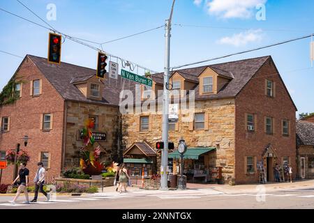 Nashville, Indiana - 26. Juli 2024: Straßenszene aus der historischen Innenstadt von Nashville Indiana im Brown County mit sichtbaren Menschen. Stockfoto