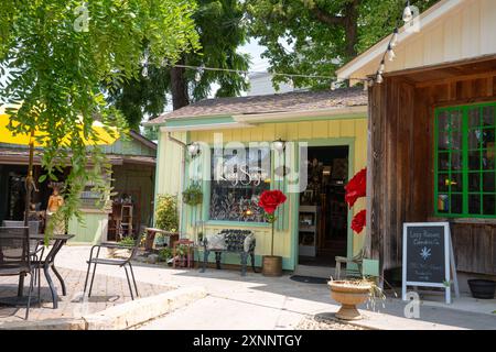 Nashville, Indiana - 26. Juli 2024: Straßenszene aus der historischen Innenstadt von Nashville Indiana im Brown County mit sichtbaren Menschen. Stockfoto