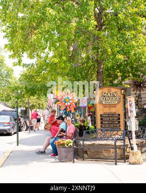 Nashville, Indiana - 26. Juli 2024: Straßenszene aus der historischen Innenstadt von Nashville Indiana im Brown County mit sichtbaren Menschen. Stockfoto