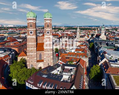 Münchner Wahrzeichen Frauenkirche im Sommer Stockfoto