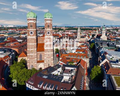 Münchener Wahrzeichen Frauenkirche im Sommer Münchener Stadtbild dominiert von der Frauenkirche im Luftbild München Deutschland *** München Wahrzeichen Frauenk Stockfoto