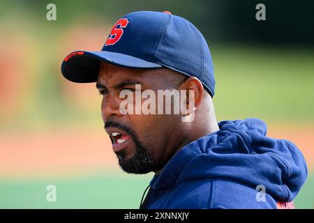 1. August 2024: Syracuse Orange Head Coach Fran Brown schaut beim Training am Donnerstag, 1. August 2024 in Syracuse, New York, an. Rich Barnes/CSM Credit: CAL Sport Media/Alamy Live News Stockfoto