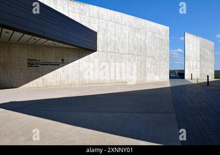 Die Flugbahn von Flug 93 ist durch die Lücke in der Wand vor dem Besucherzentrum am Flight 93 National Memorial in Pennsylvania gekennzeichnet. Stockfoto