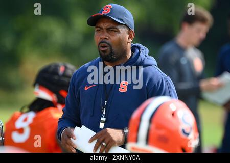 1. August 2024: Syracuse Orange Head Coach Fran Brown schaut beim Training am Donnerstag, 1. August 2024 in Syracuse, New York, an. Rich Barnes/CSM Credit: CAL Sport Media/Alamy Live News Stockfoto