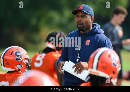 1. August 2024: Syracuse Orange Head Coach Fran Brown schaut beim Training am Donnerstag, 1. August 2024 in Syracuse, New York, an. Rich Barnes/CSM Credit: CAL Sport Media/Alamy Live News Stockfoto