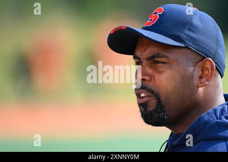 1. August 2024: Syracuse Orange Head Coach Fran Brown schaut beim Training am Donnerstag, 1. August 2024 in Syracuse, New York, an. Rich Barnes/CSM Credit: CAL Sport Media/Alamy Live News Stockfoto