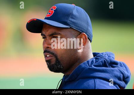 1. August 2024: Syracuse Orange Head Coach Fran Brown schaut beim Training am Donnerstag, 1. August 2024 in Syracuse, New York, an. Rich Barnes/CSM Credit: CAL Sport Media/Alamy Live News Stockfoto