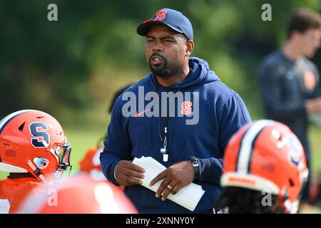 1. August 2024: Syracuse Orange Head Coach Fran Brown schaut beim Training am Donnerstag, 1. August 2024 in Syracuse, New York, an. Rich Barnes/CSM Credit: CAL Sport Media/Alamy Live News Stockfoto