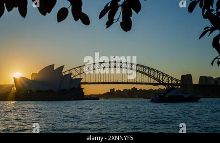 Sydney, Australien, 26. Juli 2023. Wunderschöner Blick auf das Sydney Opera House und die Sydney Harbour Bridge während des Sonnenuntergangs. Stockfoto