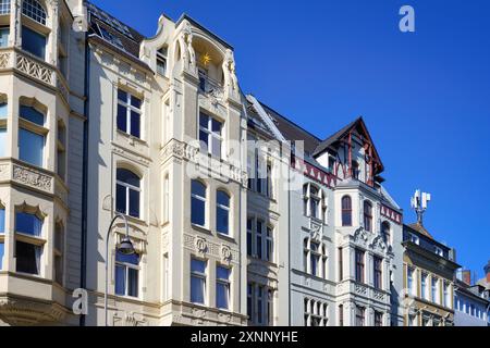 Schöne pastellfarbene Altbauten mit Historismus- und Jugendstilelementen im belgischen Viertel köln Stockfoto