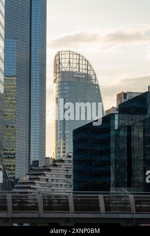 Paris, Frankreich - 29. Juli 2024: Moderne Wolkenkratzer des Geschäftsviertels La Defense mit Engie Building Stockfoto