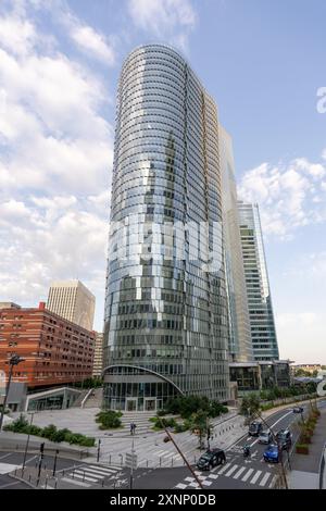 Paris, Frankreich - 29. Juli 2024: Majestätische Tour Alto Wolkenkratzer mit Glasfassade im Geschäftsviertel La Defense Stockfoto