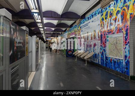 Paris, Frankreich - 29. Juli 2024: Pulsierende Metro Quai des Palais Royal Station während der Olympischen Spiele Stockfoto