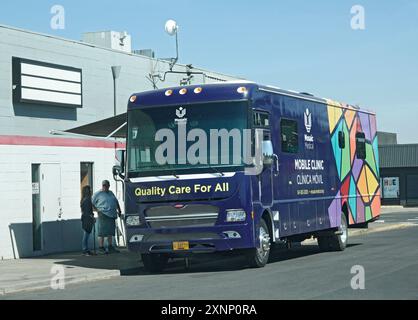 Ein mobiler medizinischer Bus, der in einer Seitenstraße in der Innenstadt von Bend, Oregon, abgestellt wird, versorgt Obdachlose, die sich auf der Straße befinden, und gibt ihnen Zugang Stockfoto