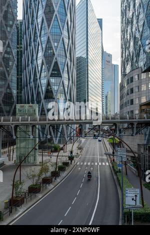 Paris, Frankreich - 29. Juli 2024: Brücke Passerelle de l Arche und moderne Wolkenkratzer im Geschäftsviertel La Defense Stockfoto