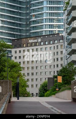 Paris, Frankreich - 29. Juli 2024: Allianz Building und moderne Wolkenkratzer im Geschäftsviertel La Defense Stockfoto
