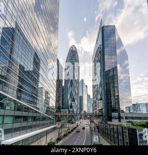 Paris, Frankreich - 29. Juli 2024: Tour D2 und Wolkenkratzer im Geschäftsviertel La Defense mit reflektierenden Glasfassaden Stockfoto