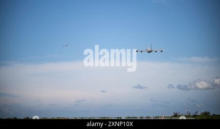 Zwei KC-135 Stratotanker, die dem 6. Luftbetankungsflügel zugewiesen sind, starten am 23. Juli 2024 von der MacDill Air Force Base in Florida. Adam Bingham, 6. ARW-Kommandeur der US Air Force, startete während seines letzten Fluges bei MacDill AFB mit zwei Schiffen. (Foto der U.S. Air Force von Tech. Sgt. Alexander Cook) Stockfoto