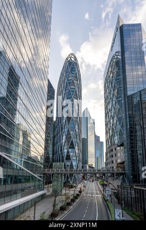 Paris, Frankreich - 29. Juli 2024: Tour D2 und Wolkenkratzer im Geschäftsviertel La Defense mit reflektierenden Glasfassaden Stockfoto