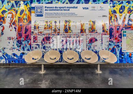 Paris, Frankreich - 29. Juli 2024: Bunte Werbeanzeigen zum Thema Olympia für Visa an der U-Bahn-Station Palais Royal Stockfoto