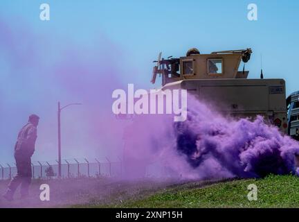 Ein HUMVEE stoppt, um simuliertes Feuer an die gegnerischen Kräfte zurückzugeben, während eines Trainingsszenarios auf der Minot Air Force Base, North Dakota, am 31. Juli 2024. Einsatzszenarien sind eine wertvolle Ausbildung, bei der die der 5. Sicherheitskräfte-Geschwader zugeordneten Flugzeuge zusammenarbeiten, um eine einzelne Mission zu erfüllen. (Foto der U.S. Air Force von Senior Airman Alexander Nottingham) Stockfoto