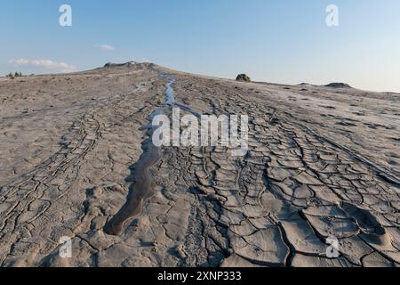 Schlammflüsse in Berca, Buzau, Rumänien. Dies ist ein einzigartiges geologisches Phänomen in Europa, bei dem das Erdgas durch Hügel an die Oberfläche gelangt, die sma bilden Stockfoto