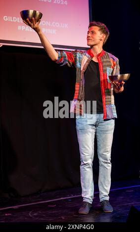 Edinburgh, Schottland, Großbritannien, 1. August 2024, Edinburgh Festival Fringe: Gilded Balloon startet seine Shows für die Fringe 2024. Im Bild: Magier Martin Brock. Quelle: Sally Anderson/Alamy Live News Stockfoto