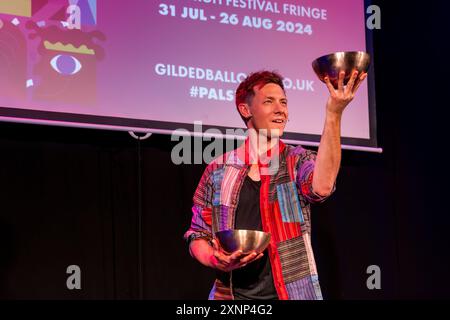 Edinburgh, Schottland, Großbritannien, 1. August 2024, Edinburgh Festival Fringe: Gilded Balloon startet seine Shows für die Fringe 2024. Im Bild: Magier Martin Brock. Quelle: Sally Anderson/Alamy Live News Stockfoto