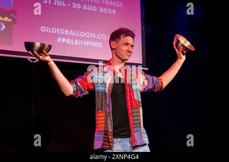 Edinburgh, Schottland, Großbritannien, 1. August 2024, Edinburgh Festival Fringe: Gilded Balloon startet seine Shows für die Fringe 2024. Im Bild: Magier Martin Brock. Quelle: Sally Anderson/Alamy Live News Stockfoto