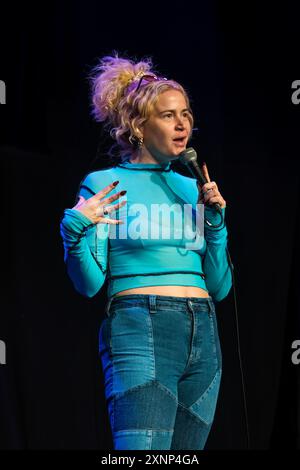 Edinburgh, Schottland, Großbritannien, 1. August 2024, Edinburgh Festival Fringe: Gilded Balloon startet seine Shows für die Fringe 2024. Im Bild: Comedian Grace Campbell. Quelle: Sally Anderson/Alamy Live News Stockfoto