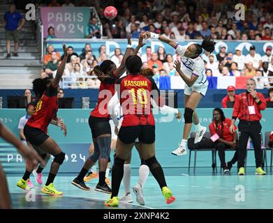 Paris, Frankreich. August 2024. Estelle NZE Minko (1. R) aus Frankreich spitzt den Ball während des Handball-Vorrundenspiels der Gruppe B zwischen Angola und Frankreich bei den Olympischen Spielen 2024 in Paris am 1. August 2024. Quelle: He Canling/Xinhua/Alamy Live News Stockfoto