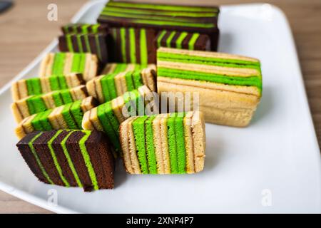 Nahaufnahme von Kek Lapis Sarawak, traditioneller mehrschichtiger Kuchen, sehr beliebt in Kuching Sarawak Borneo. Stockfoto