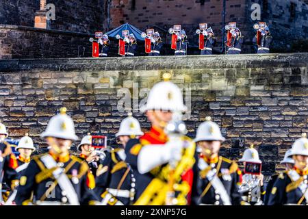 Edinburgh, Vereinigtes Königreich. 1. August 2024: Die Eröffnungsfanfare des Royal Edinburgh Military Tattoo. Die Royal Edinburgh Military Tattoo Show 2024, Journeys, führt das Publikum auf eine kulturelle Reise, die das militärische Erbe, die schottische Tradition und eine internationale Besetzung vereint. Quelle: Rich Dyson/Alamy Live News Stockfoto