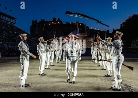 Edinburgh, Vereinigtes Königreich. 1. August 2024 im Bild: Die Zeremonialgarde der United States Navy geht mit sich drehenden Bajonetten und leisen Präzisionsbohrern auf die Bühne. Die Royal Edinburgh Military Tattoo Show 2024, Journeys, führt das Publikum auf eine kulturelle Reise, die das militärische Erbe, die schottische Tradition und eine internationale Besetzung vereint. Quelle: Rich Dyson/Alamy Live News Stockfoto
