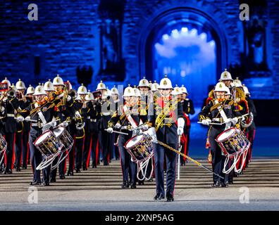 Edinburgh, Vereinigtes Königreich. 1. August 2024 im Bild: Die Band der Royal Marines seiner Majestät besteht aus Portsmouth, Plymouth und Schottland, und die Band der Royal Marines seiner Majestät geht mit Seefahrern auf die Esplanade, um nautische Musik von der Großleinwand zu genießen. Die Royal Edinburgh Military Tattoo Show 2024, Journeys, führt das Publikum auf eine kulturelle Reise, die das militärische Erbe, die schottische Tradition und eine internationale Besetzung vereint. Quelle: Rich Dyson/Alamy Live News Stockfoto