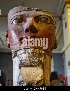 Kairo, Ägypten, 31. Dezember 2019 gemalter Kalksteinkopf von einer Osiride-Statue der Königin Hatschepsut aus ihrem Tempel in Deir el-Bahari in Theben, Luxor im Museum für ägyptische Antiquitäten in Kairo, Ägypten Stockfoto