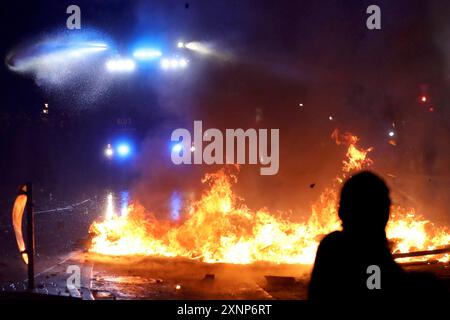 Schwere Krawalle beim G20-Gipfel in Hamburg: Am Abend kam es zu Brandblockaden und gewaltsamen Ausschreitungen im Schanzenviertel. Hamburg, 07.07.2017 Hamburg Deutschland *** schwere Ausschreitungen beim G20-Gipfel in Hamburg am Abend gab es Brandblockaden und gewalttätige Ausschreitungen im Schanzenviertel Hamburg, 07 2017 Hamburg Deutschland Copyright: XChristophxHardtx Stockfoto