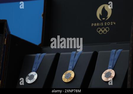 Paris, Frankreich. August 2024. Die Medaillen der Olympischen Spiele werden im Champions Park für die Olympischen Spiele 2024 in Paris, Frankreich, am 1. August 2024 ausgestellt. Quelle: Li Jing/Xinhua/Alamy Live News Stockfoto