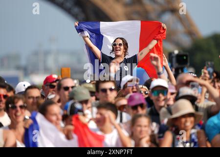Paris, Frankreich. August 2024. Zuschauer jubeln Olympiasieger im Champions Park für die Olympischen Spiele 2024 in Paris, Frankreich, 1. August 2024. Quelle: Li Jing/Xinhua/Alamy Live News Stockfoto
