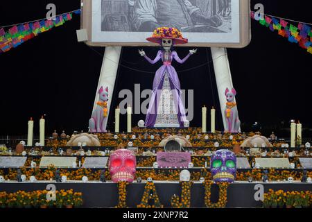 Der Totenaltar ist dem Autor der Catrina, José Guadalupe Posada, gewidmet, der auf der Fotografie zu sehen ist. Stockfoto