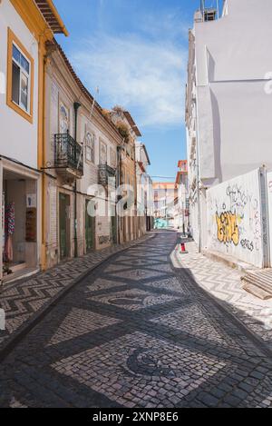 Charmante Straße in Aveiro, Portugal mit Kopfsteinpflaster und traditionellen Gebäuden Stockfoto