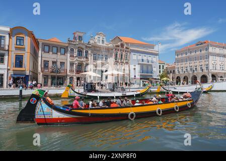 Malerische Kanalszene mit Moliceiros und kunstvollen Gebäuden in Aveiro, Portugal Stockfoto