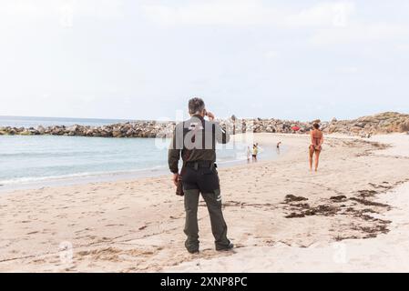 Burela, Galicien, Spanien. August 2024. Küstenwache aus Galicien und kommunale Brigaden nehmen an den Stränden des Kantabrischen Meeres Proben für die Verschmutzung von Heizöl. Gutschrift. Xan Gasalla /Alamy Live News Stockfoto