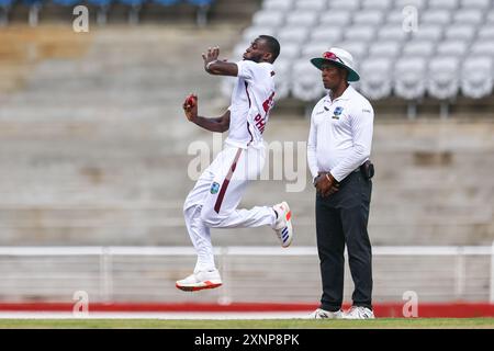 1. August 2024: Anderson Phillip von West Indies, Linke, spielt in der Brian Lara Cricket Academy am 1. August 2024 in Tarouba, während Deighton Butler während Südafrikas erstes Innings im West Indies warm Up Match ansieht. (Foto: Daniel Prentice/Alamy) Credit: Daniel Prentice/Alamy Live News Stockfoto