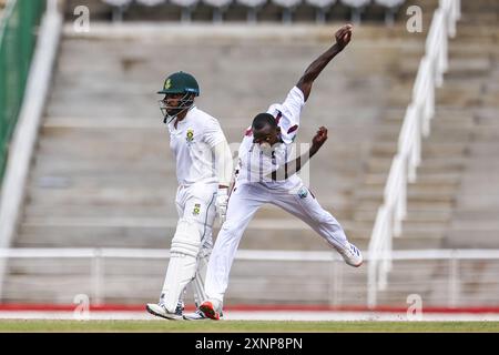 1. August 2024: Die südafrikanische Temba Bavuma, links, schaut auf, während West Indies' Anderson Phillip Bowls während Südafrikas erstes Innings in der Südafrika Tour des West Indies warm Up Matches in der Brian Lara Cricket Academy am 1. August 2024 in Tarouba spielen. (Foto: Daniel Prentice/Alamy) Credit: Daniel Prentice/Alamy Live News Stockfoto