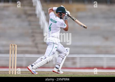 1. August 2024: Der südafrikanische Aiden Markram fährt während des ersten Innings Südafrikas in der Brian Lara Cricket Academy am 1. August 2024 in Tarouba durch die Deckung. (Foto: Daniel Prentice/Alamy) Credit: Daniel Prentice/Alamy Live News Stockfoto