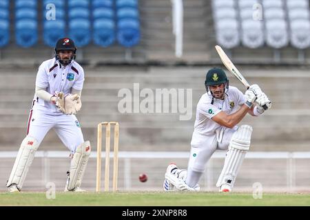 August 2024: Südafrikas Aiden Markram spielt eine Coverfahrt auf den Knien, während Westindiens Wicketkeeper Amir Jangoo während Südafrikas erstes Innings bei der Südafrika-Tour des West Indies warm Up Test Match an der Brian Lara Cricket Academy am 1. August 2024 in Tarouba zusieht. (Foto: Daniel Prentice/Alamy) Credit: Daniel Prentice/Alamy Live News Stockfoto