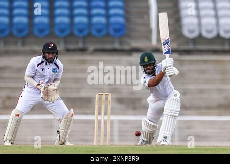 1. August 2024: Die südafrikanische Temba Bavuma, rechts, spielt eine Coverfahrt, während West Indies' Wicketkeeper Amir Jangoo während Südafrikas erstes Innings bei der Südafrika-Tour des West Indies warm Up Test Match an der Brian Lara Cricket Academy am 1. August 2024 in Tarouba zusieht. (Foto: Daniel Prentice/Alamy) Credit: Daniel Prentice/Alamy Live News Stockfoto